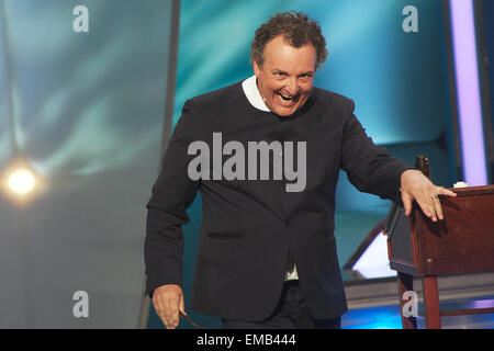 München, Deutschland. 18. April 2015. Schweizer Schauspieler und Kabarett-Künstler, die Marco Rima auf der Bühne während das deutsche Fernsehen führt zeigen "Verstehen Sie Spass?" auf der Bavaria Filmstudios in München, Deutschland, 18. April 2015. Foto: Ursula Düren/Dpa/Alamy Live News Stockfoto