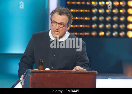 München, Deutschland. 18. April 2015. Schweizer Schauspieler und Kabarett-Künstler, die Marco Rima auf der Bühne während das deutsche Fernsehen führt zeigen "Verstehen Sie Spass?" auf der Bavaria Filmstudios in München, Deutschland, 18. April 2015. Foto: Ursula Düren/Dpa/Alamy Live News Stockfoto