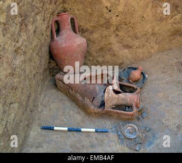 Archäologen entdecken Sie Beute von alten Goldschmuck an eine thrakische Grabstätte in besser, Bulgarien. Eine Beute von einem 2.400 - Jahre alten goldenen Artefakte wurden entdeckt, während weitere Ausgrabungen in einem antiken thrakischen Grab in der bulgarischen Dorf besser rund 300 Kilometer Norden östlich der Hauptstadt Sofia. Laut Archäologe Diana Gergova die Artefakte stammen aus dem Ende des vierten oder Anfang des dritten Jahrhunderts v. Chr. Die Funde sind rund 180 Goldschmuck mit Reliefs von Löwen, Fantasy Tiere und viele andere noch ungescannt. Zwei Jahren in der Nähe von diesem Ort Prof. Gergo Stockfoto