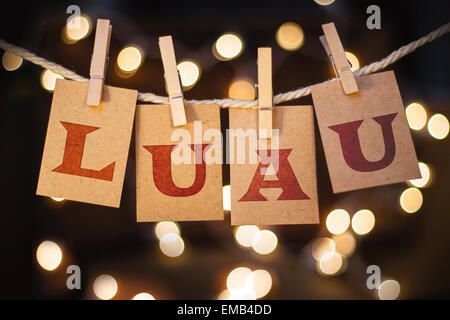 Das Wort LUAU auf Wäscheklammer abgeschnitten Karten vor defokussierten leuchtende Lichter gedruckt. Stockfoto