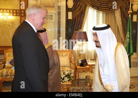 Riyadh, Saudi Arabien. 19. April 2015. Ministerpräsident von Bayern, Horst Seehofer (L), wird von König Salman bin Abdulaziz für Gespräche in den königlichen Palast in Riyadh, Saudi Arabien, 19. April 2015 empfangen. Foto: KARL-JOSEF HILDENBRAND/Dpa/Alamy Live News Stockfoto