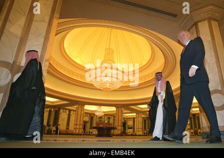 Riyadh, Saudi Arabien. 19. April 2015. Ministerpräsident von Bayern, Horst Seehofer (R), verlässt den Palast nach Gesprächen mit König Salman bin Abdulaziz in Riyadh, Saudi Arabien, 19. April 2015. Foto: KARL-JOSEF HILDENBRAND/Dpa/Alamy Live News Stockfoto