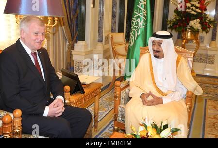 Riyadh, Saudi Arabien. 19. April 2015. Ministerpräsident von Bayern, Horst Seehofer (L), wird von König Salman bin Abdulaziz für Gespräche in den königlichen Palast in Riyadh, Saudi Arabien, 19. April 2015 empfangen. Foto: KARL-JOSEF HILDENBRAND/Dpa/Alamy Live News Stockfoto