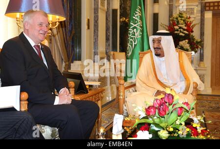 Riyadh, Saudi Arabien. 19. April 2015. Ministerpräsident von Bayern, Horst Seehofer (L), wird von König Salman bin Abdulaziz für Gespräche in den königlichen Palast in Riyadh, Saudi Arabien, 19. April 2015 empfangen. Foto: KARL-JOSEF HILDENBRAND/Dpa/Alamy Live News Stockfoto