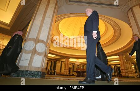 Riyadh, Saudi Arabien. 19. April 2015. Ministerpräsident von Bayern, Horst Seehofer, verlässt den Palast nach Gesprächen mit König Salman bin Abdulaziz in Riyadh, Saudi Arabien, 19. April 2015. Foto: KARL-JOSEF HILDENBRAND/Dpa/Alamy Live News Stockfoto