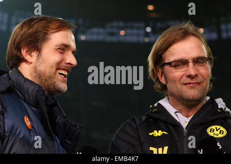 Datei - Datei Foto datiert 3. März 2012 zeigt Mainzer Coach Thomas Tuchel (L) und Dortmund Trainer Juergen Klopp in einem Interview vor dem Anpfiff in der deutschen Bundesliga-Fußballspiel zwischen Borussia Dortmung und FSV Mainz 05 im Signal Iduna Park in Dortmund, Deutschland. Foto: KEVIN KUREK/dpa Stockfoto