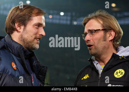 Datei - Datei Foto datiert 3. März 2012 zeigt Mainzer Coach Thomas Tuchel (L) und Dortmund Trainer Juergen Klopp in einem Interview vor dem Anpfiff in der deutschen Bundesliga-Fußballspiel zwischen Borussia Dortmung und FSV Mainz 05 im Signal Iduna Park in Dortmund, Deutschland. Foto: KEVIN KUREK/dpa Stockfoto