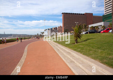 Viele unbekannte Leute Fuß entlang Promenade am Strand von Durban Golden Mile Stockfoto