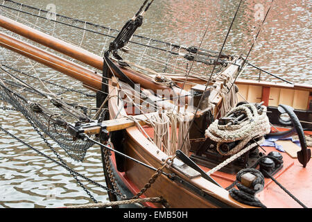 Seile und Anker auf Deck ein altes Segelboot Stockfoto