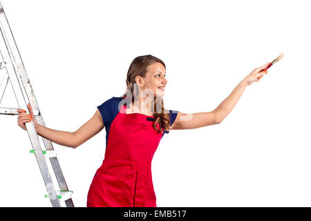 junge Frau in einem roten Overall auf Leiter, isoliert auf weiss Stockfoto