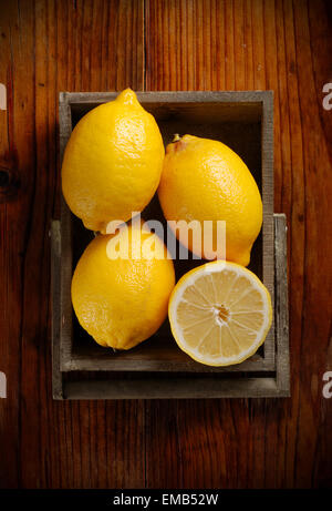 gelbe Zitronen von Sorrent Bio auf dem Holztisch Stockfoto
