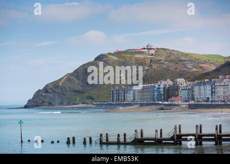 Aberystwyth, Wales, UK 19. April 2015. Aberystwyth sonnt sich in der Morgensonne mit Constitution Hill im Hintergrund Credit: Alan Hale/Alamy Live News Stockfoto