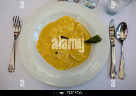 Lima, Peru.  Ravioli gefüllt mit Huhn und Käse in einer Sahne-Sauce.  Larco Museum Restaurant. Stockfoto