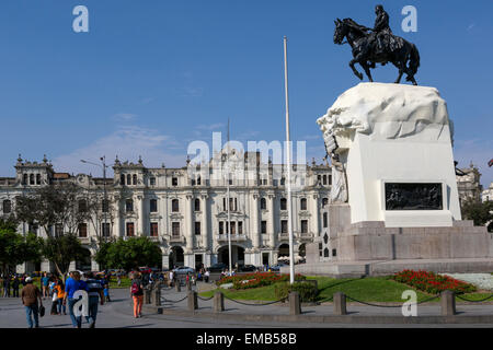 Lima, Peru.  Equestrian Statue von Jose de San Martin, peruanischer Nationalheld. Plaza San Martin. Stockfoto
