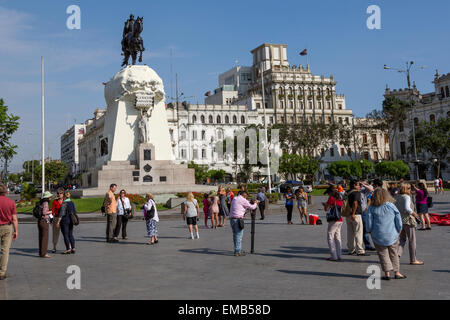Lima, Peru.  Equestrian Statue von Jose de San Martin, peruanischer Nationalheld. Plaza San Martin. Stockfoto