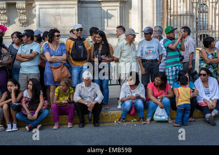 Lima, Peru.  Zuschauer beobachten Anden kulturelle Parade, Plaza de Armas. Stockfoto