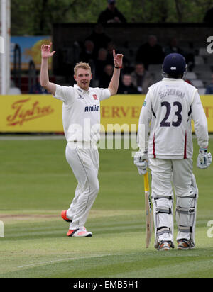 Chelmsford, Essex, England. 19. April 2015. Chelmsford, Essex. 19. April 2015. LV County Championship Jamie Porter plädiert für ein Wicket während bowling - Essex-CCC gegen Kent CCC aus Essex County Ground, Chelmsford, Essex. © Aktion Plus Sport/Alamy Live News Bildnachweis: Action Plus Sport Bilder/Alamy Live News Stockfoto