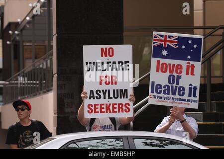 Sydney, Australien. 19. April 2015. Eine Kundgebung Flüchtlinge willkommen war in Belmore Park Sydney statt. Eine Zähler Kundgebung gegen illegale fand auf der anderen Straßenseite aus dem Park. Die "Welcome Flüchtlinge" Demonstranten marschierten zum Victoria Park, Camperdown. Eine Reihe von Polizisten sichergestellt, dass die gegnerischen Demonstranten auseinander gehalten wurden. Bildnachweis: Richard Milnes/Alamy Live-Nachrichten Stockfoto