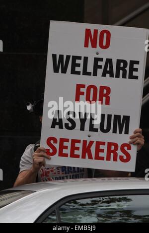 Sydney, Australien. 19. April 2015. Eine Kundgebung Flüchtlinge willkommen war in Belmore Park Sydney statt. Eine Zähler Kundgebung gegen illegale fand auf der anderen Straßenseite aus dem Park. Die "Welcome Flüchtlinge" Demonstranten marschierten zum Victoria Park, Camperdown. Eine Reihe von Polizisten sichergestellt, dass die gegnerischen Demonstranten auseinander gehalten wurden. Bildnachweis: Richard Milnes/Alamy Live-Nachrichten Stockfoto