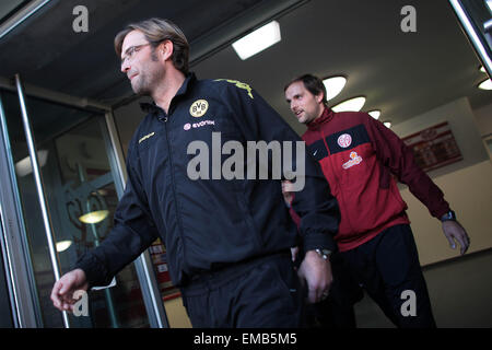 Datei - ein Dateidatum Bild zeigt 31. Oktober 2010 der Mainzer Kopf Trainer Thomas Tuchel (R) und Dortmunds Trainer Juergen Klopp bei der deutschen Fußball-Bundesliga-Fußball-match zwischen FSV Mainz 05 und Borussia Dortmund im Bruchweg-Stadion in Mainz, Deutschland. Foto: FREDRIK VON ERICHSEN/dpa Stockfoto