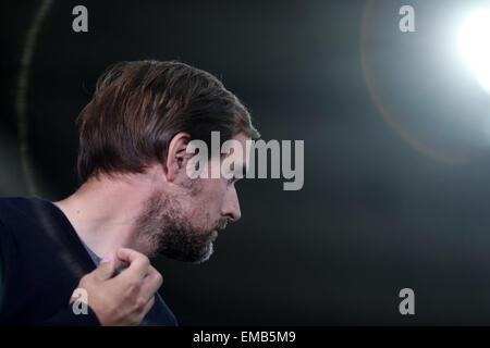 Datei - Datei Bild datiert 28. Juli 2011 zeigt der Mainzer Trainer Thomas Tuchel während der Europa-League-Qualifikation Runde erste Bein Fußballspiel zwischen FSV Mainz 05 und Gaz Metan Medias in der Coface Arena in Mainz, Deutschland. Foto: Fredrik von Erichsen/dpa Stockfoto