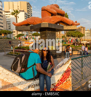 Peru, Lima.  Love-Park (Parque del Amor).  Paar vor "The Kiss" (El Beso) von Victor Delfin.  Miraflores Vorort. Stockfoto