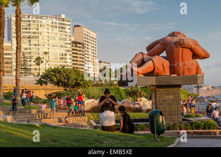 Peru, Lima.  Love-Park (Parque del Amor).  Skulptur "Der Kuss" (El Beso) von Victor Delfin.  Miraflores Vorort. Stockfoto