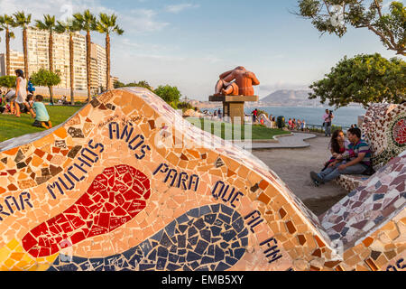 Peru, Lima, Miraflores.  Liebe Park (Parque del Amor) Mosaik, mit Victor Delfin der Kuss (El Beso) im Hintergrund. Stockfoto