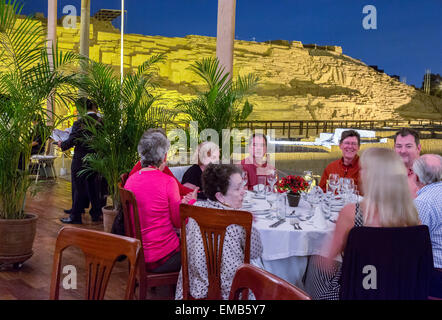 Peru, Lima, Miraflores.  Huaca Pucllana Restaurant.  Pyramide Ruinen von Lima Kultur, 3.-8.. Jahrhundert n. Chr. im Hintergrund. Stockfoto