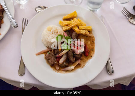 Peru, Lima, Miraflores.  Huaca Pucllana Restaurant.  Rindfleisch-Tipps, Pommes Frites und Reis. Stockfoto