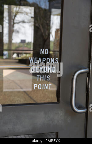 Waffenkontrolle.  "Keine Waffen über diesen Punkt hinaus."  Eingang am Straßenrand Rast auf US Interstate 59, Alabama, USA, 2014. Stockfoto