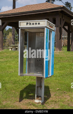 Ende einer Ära.  Pay Phone Booth mit Telefon entfernt.  Am Straßenrand Rastplatz, US Interstate 59, Alabama, USA, 2014. Stockfoto