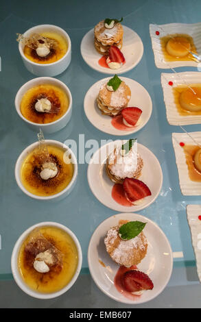 Peru. Peruanische Küche. Erdbeere und Lemon Millefeuilles, Caramel Custard. Westin Lima Hotel und Kongresszentrum. Stockfoto