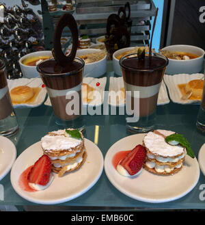 Peru.  Peruanische Küche.  Auswahl beim Frühstücksbuffet: Erdbeer und Zitrone Millefeuilles, Mousse au Chocolat, Karamell Pudding. Stockfoto