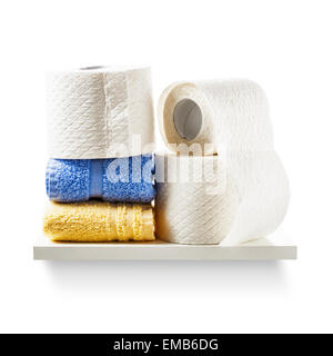 Regal mit Rollen Toilettenpapier und Handtücher isoliert auf weißem Hintergrund. Badezimmerschrank. Objekt mit Beschneidungspfad Stockfoto