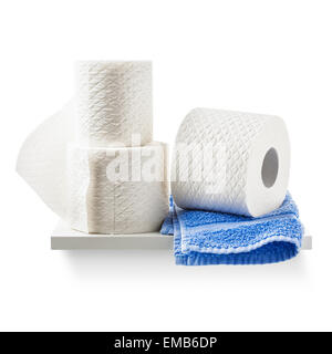 Klorollen und blaues Handtuch Regal isoliert auf weißem Hintergrund. Badezimmerschrank. Gruppe der Objekte mit Beschneidungspfad Stockfoto