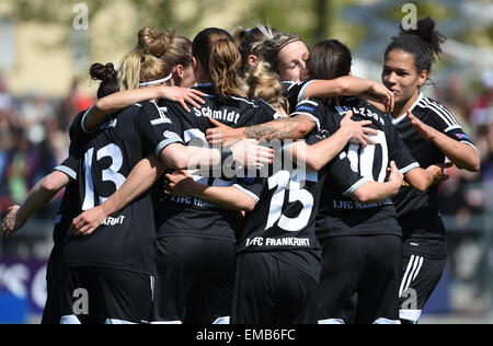 Der Frankfurter Spieler feiern das 2: 0-Ziel während der Frauen Champions-League Semi final Fußballspiel zwischen 1. FCC Frankfurt und Brondby Kopenhagen im Stadion am Brentanobad in Frankfurt Am Main, Deutschland, 19. April 2015. Foto: ARNE DEDERT/dpa Stockfoto