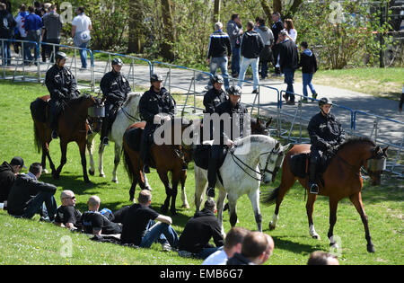 Bremen, Deutschland. 19. April 2015. Polizisten auf dem Pferderücken reiten Vergangenheit Fans auf eine Barrikade vor dem Start der deutschen Bundesliga Fußball Spiel zwischen Werder Bremen und dem Hamburger SV in Bremen, Deutschland, 19. April 2015. Foto: CARMEN JASPERSEN/Dpa/Alamy Live News Stockfoto