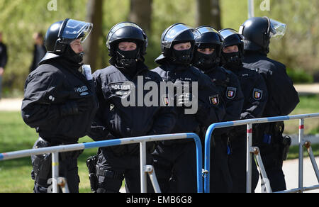 Bremen, Deutschland. 19. April 2015. Polizisten stehen an eine Barrikade vor dem Start des deutschen Fußball-Bundesliga-Fußballspiel zwischen Werder Bremen und dem Hamburger SV in Bremen, Deutschland, 19. April 2015. Foto: CARMEN JASPERSEN/Dpa/Alamy Live News Stockfoto