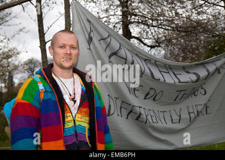 Manchester, UK, 19. April 2015. Keith Dewsnup, von Manchester ein Cannabis Festivalbesucher auf Platt Felder Park. Diese '420' Ereignis wird als Mini-Festival für Menschen, Reefer-Puffing, Unkraut Raucher, Ganja-bezogenen Aktivitäten von Menschen, die sich für die Legalisierung von Cannabis Kultur Unterstützung geworben. Polizisten warnten sie einen skeptischen Blick auf jemand Drogen nimmt an der diesjährigen Puff-Puff-Pass Tag Veranstaltung nehmen würde. Greater Manchester Police und haben eine Reihe von verbalen Warnungen an die Leute so tun. Der Begriff "420" allgemein als Codewort für Kiffen bekannt geworden ist. Stockfoto