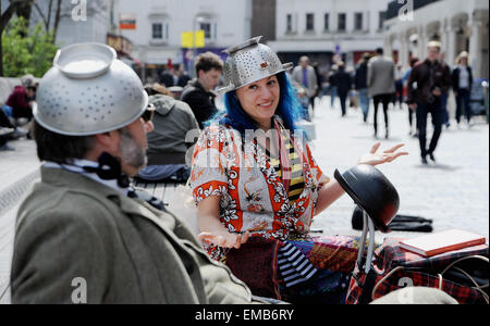 Brighton, Sussex, UK. 19. April 2015. Anhänger des Pastafarian Glaubens Protest für das Recht der Minderheitenreligionen in Großbritannien, auf den Straßen von Brighton heute anerkannt werden, dass sie unter der Leitung von Ian Harris waren ein Mitglied der Kirche von Flying Spaghetti Monster die gegen die DVLA ist die sich weigerten, ihm erlauben, ein Sieb auf dem Kopf für seinen Führerschein Foto tragen Credit : Live-Nachrichten Simon Dack/Alamy Stockfoto