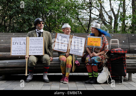 Brighton, Sussex, UK. 19. April 2015. Anhänger des Pastafarian Glaubens Protest für das Recht der Minderheitenreligionen in Großbritannien, auf den Straßen von Brighton heute anerkannt werden, dass sie unter der Leitung von Ian Harris waren ein Mitglied der Kirche von Flying Spaghetti Monster die gegen die DVLA ist die sich weigerten, ihm erlauben, ein Sieb auf dem Kopf für seinen Führerschein Foto tragen Credit : Live-Nachrichten Simon Dack/Alamy Stockfoto
