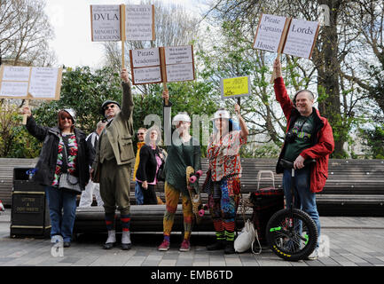 Brighton, Sussex, UK. 19. April 2015. Anhänger des Pastafarian Glaubens Protest für das Recht der Minderheitenreligionen in Großbritannien, auf den Straßen von Brighton heute anerkannt werden, dass sie unter der Leitung von Ian Harris waren ein Mitglied der Kirche von Flying Spaghetti Monster die gegen die DVLA ist die sich weigerten, ihm erlauben, ein Sieb auf dem Kopf für seinen Führerschein Foto tragen Credit : Live-Nachrichten Simon Dack/Alamy Stockfoto