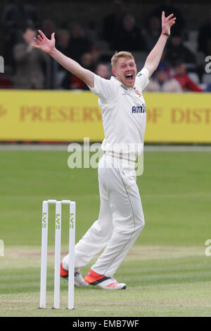 Chelmsford, Essex, England. 19. April 2015. Jamie Porter plädiert für ein Wicket - 19.04.2015 Chelmsford, Essex. LV County Championship - Essex-CCC gegen Kent CCC. Aktion von der Essex County Ground, Chelmsford, Essex. Bildnachweis: Action Plus Sport Bilder/Alamy Live News Stockfoto