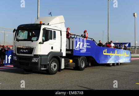 Manama, Bahrain. 19. April 2015. Formel-1-Rennfahrer Parade Stunden vor dem Start der F1 Grand Prix von Bahrain in Bahrain International Circuit, südlich von Manama, 19. April 2015. Bildnachweis: Chen Shaojin/Xinhua/Alamy Live-Nachrichten Stockfoto