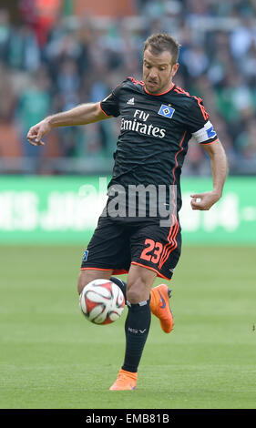 Bremen, Deutschland. 19. April 2015. Hamburger Rafael van der Vaart in Aktion während der deutschen Fußball-Bundesliga-Fußball-match zwischen Werder Bremen und Hamburger SV in Bremen, Deutschland, 19. April 2015. Foto: CARMEN JASPERSEN/Dpa (EMBARGO Bedingungen - Achtung - aufgrund der Akkreditierungsrichtlinien der DFL nur erlaubt die Veröffentlichung und Nutzung von bis zu 15 Bilder pro im Internet und in Online-Medien während des Spiels Match) / Dpa/Alamy Live News Stockfoto