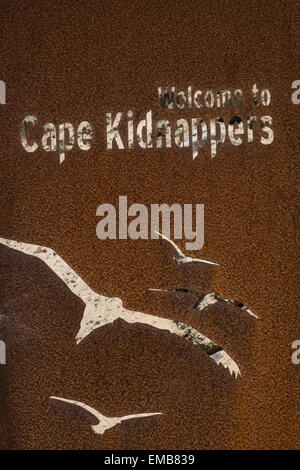 Ausschnitt-Blechschild mit Gannet skizziert freundliche Besucher und Touristen nach Cape Kidnappers, Neuseeland. Stockfoto