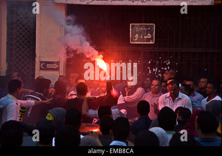 Kairo, Ägypten. 3. Januar 2014. Ägyptischen Studenten, die gestürzten Präsidenten Mohamed Morsi und der Muslim-Bruderschaft, Licht Fackeln während einer Demonstration an der Universität Kairo am 19. April 2015 unterstützen. Administrative Sicherheitspersonal in Kairo Universität verhaftet 14 Muslimbruderschaft Studenten während der Ausschreitungen nach einem Protest gegen die Militärherrschaft © Amr Sayed/APA Bilder/ZUMA Draht/Alamy Live News Stockfoto