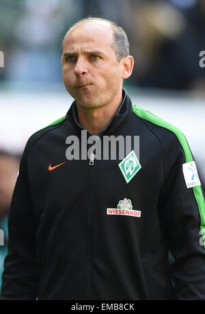 Bremen, Deutschland. 19. April 2015. Werder Trainer Viktor Skripnik während der Hälfte der Zeit bei der deutschen Fußball-Bundesliga-Fußball-match zwischen Werder Bremen und Hamburger SV in Bremen, Deutschland, 19. April 2015. Foto: CARMEN JASPERSEN/Dpa (EMBARGO Bedingungen - Achtung - aufgrund der Akkreditierungsrichtlinien der DFL nur erlaubt die Veröffentlichung und Nutzung von bis zu 15 Bilder pro im Internet und in Online-Medien während des Spiels Match) / Dpa/Alamy Live News Stockfoto