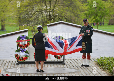 Green Park, London, UK. 19. April 2015. Der Union Jack ist gefaltet. Die Regimenter und Gäste montieren am kanadischen Kriegerdenkmal in Green Park für eine Zeremonie und Kranzlegung. Drei kanadische Regimenter gedenken ihrer Rollen in der zweiten Schlacht von Ypres WW1 vor 100 Jahren stattfand. Die Schlacht war das erste Mal, dass Deutschland chemische Waffen in großem Umfang eingesetzt. Bildnachweis: Matthew Chattle/Alamy Live-Nachrichten Stockfoto